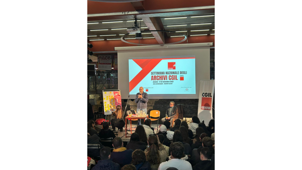 la sala dove si tiene il convegno, con pullico e palco