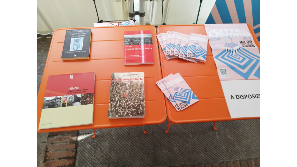 Banchetti con materiali in distribuzione