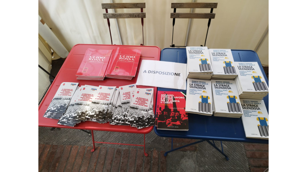 Banchetti con materiali in distribuzione