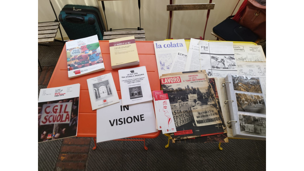 Banchetti con materiali in distribuzione